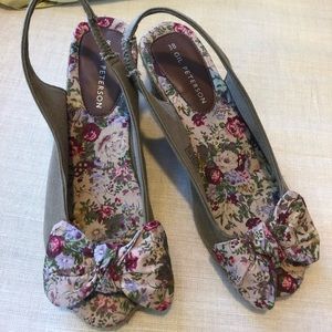 Low floral bow wedges